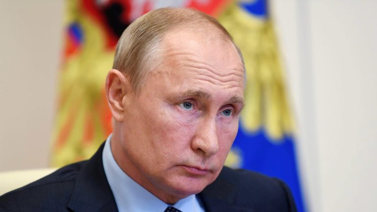Kremlin keeps Easter truce question open amid continuing attacks on Ukraine